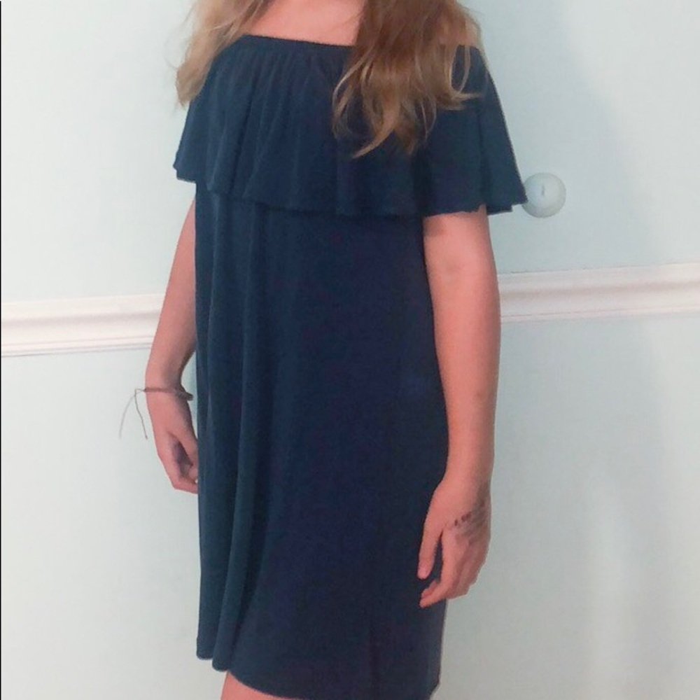 A navy blue off the shoulder dress.😁
